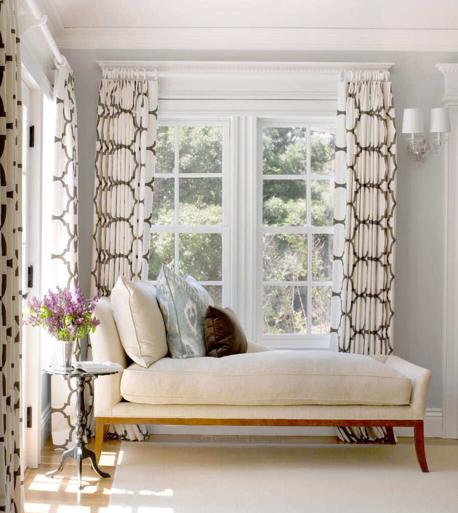 How to Hang Curtains With Decorative Molding